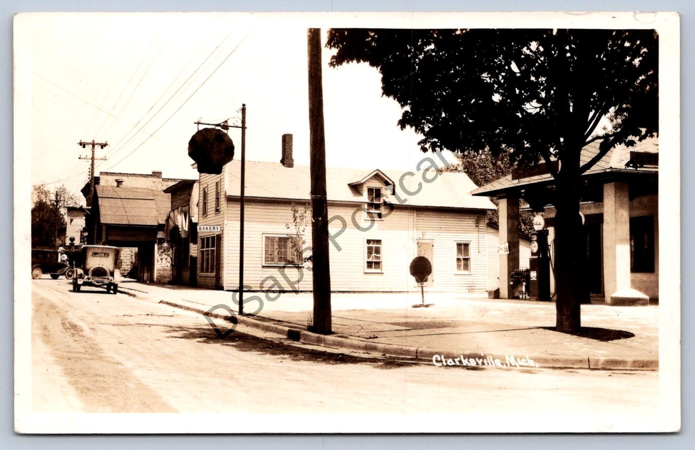 K56/ Clarksville Michigan RPPC Postcard c1940s Shell Gas Station Stores 375