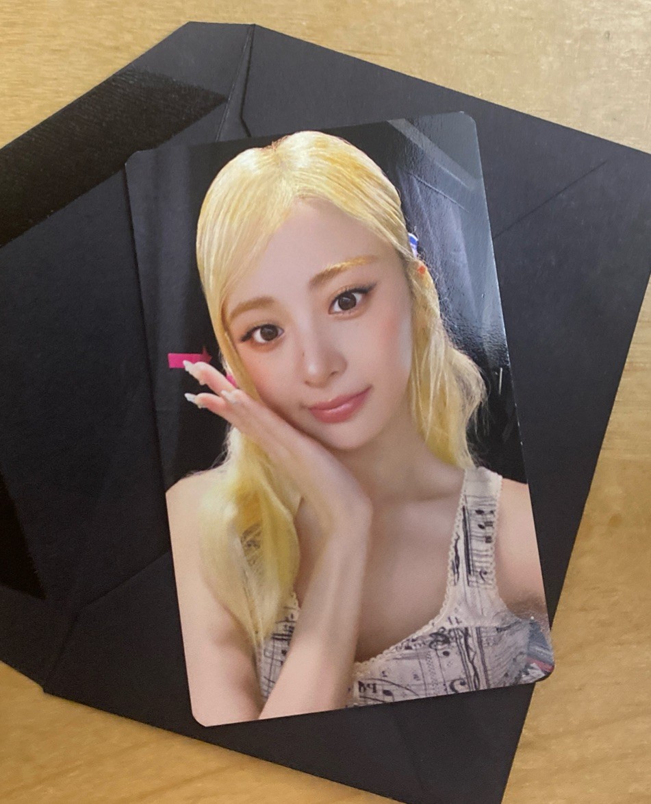 LE SSERAFIM PUREFLOW TOUR FEARNOT ZONE Photocard Newark