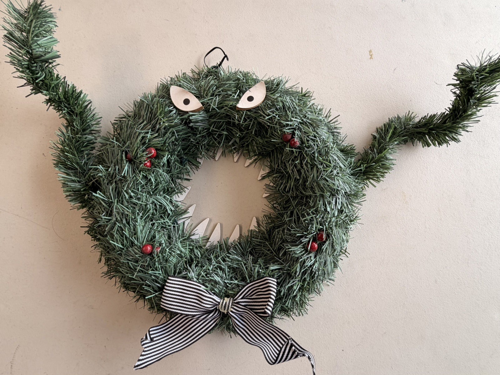 A Nightmare Before Christmas Monster Wreath Deluxe Spirit Halloween Exclusive 