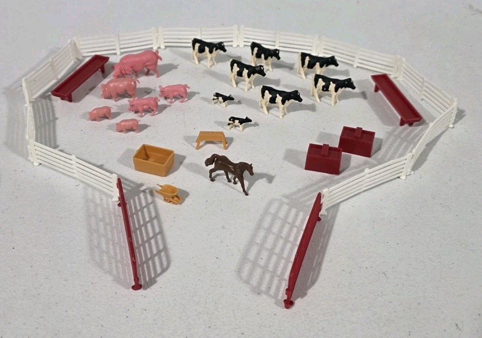 Vintage Ertl Farm Play Set Lot Cows Pigs Horse Fence Gates Feeders Accessories Vintage Ertl Farm Play Set Lot Cows Pigs Horse Fence Gates Feeders Accessories