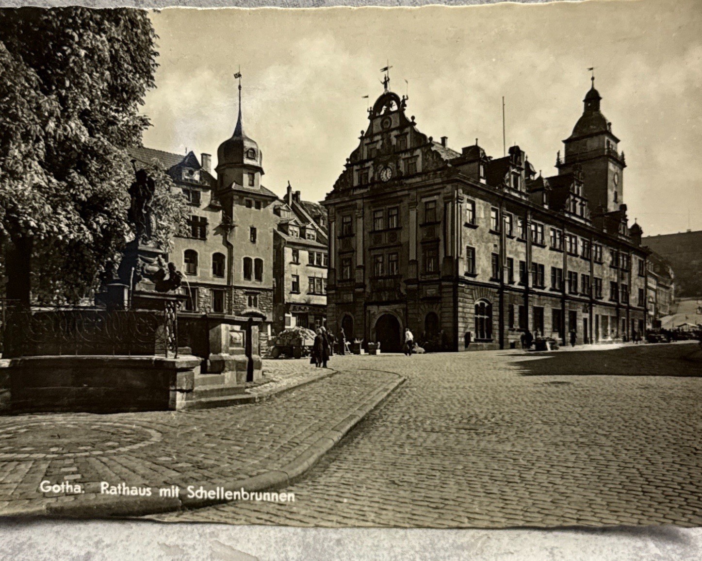Postcard postcard-Gotha-town hall with Schellenbrunnen