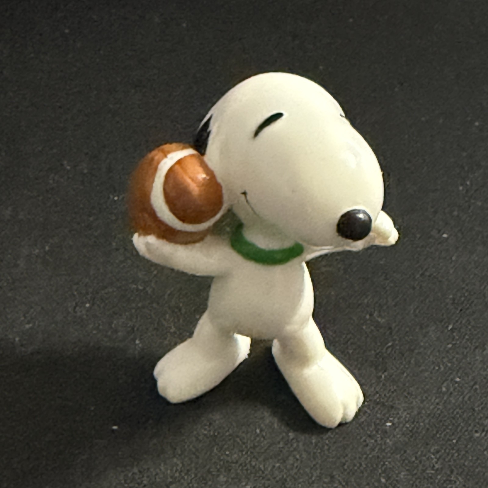 Snoopy Peanuts Football Player Brown Ball Sports Game Athlete Vinyl Figure