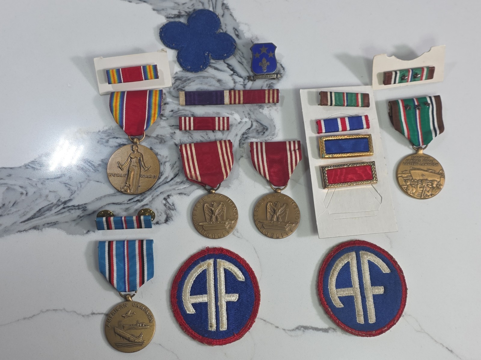 Vintage WWII US Army Military Medals & Patches Lot - Memorabilia Grouping  (18)