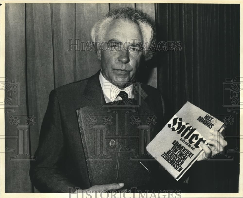 1990 Press Photo Hans Booms, holds up the alleged Hitler Diaries by Max Domarus