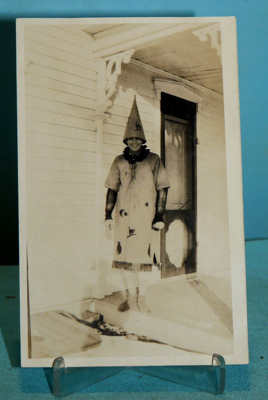 HALLOWEEN ~ REAL PHOTO POST CARD~ Man w/cats & moon~Witches Hat, scarse image