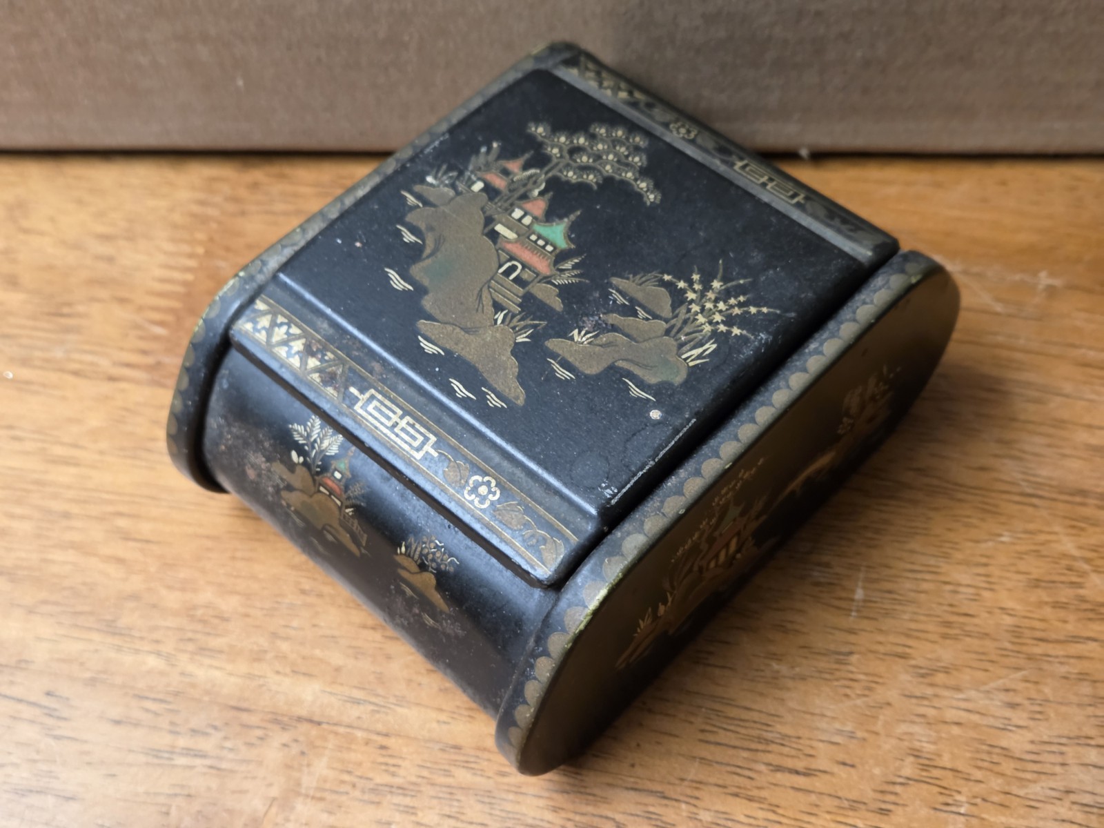 Vintage Oriental Gold Black Lacquered Tin Wood Cigarette Box Great Britain