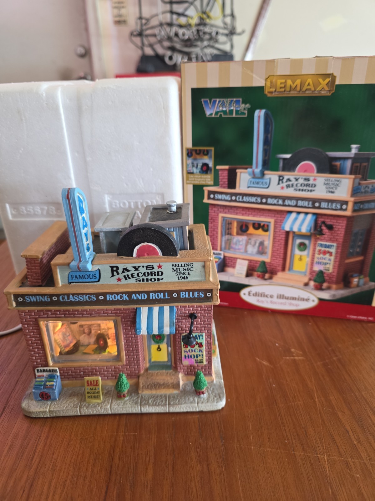 LEMAX Rare Vail Village Ray’s Record Shop 85678 Lighted Christmas House 2008 Box
