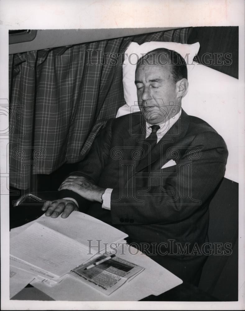 1952 Press Photo Adlai Stevenson Asleep on Campaign Plane - nep09204