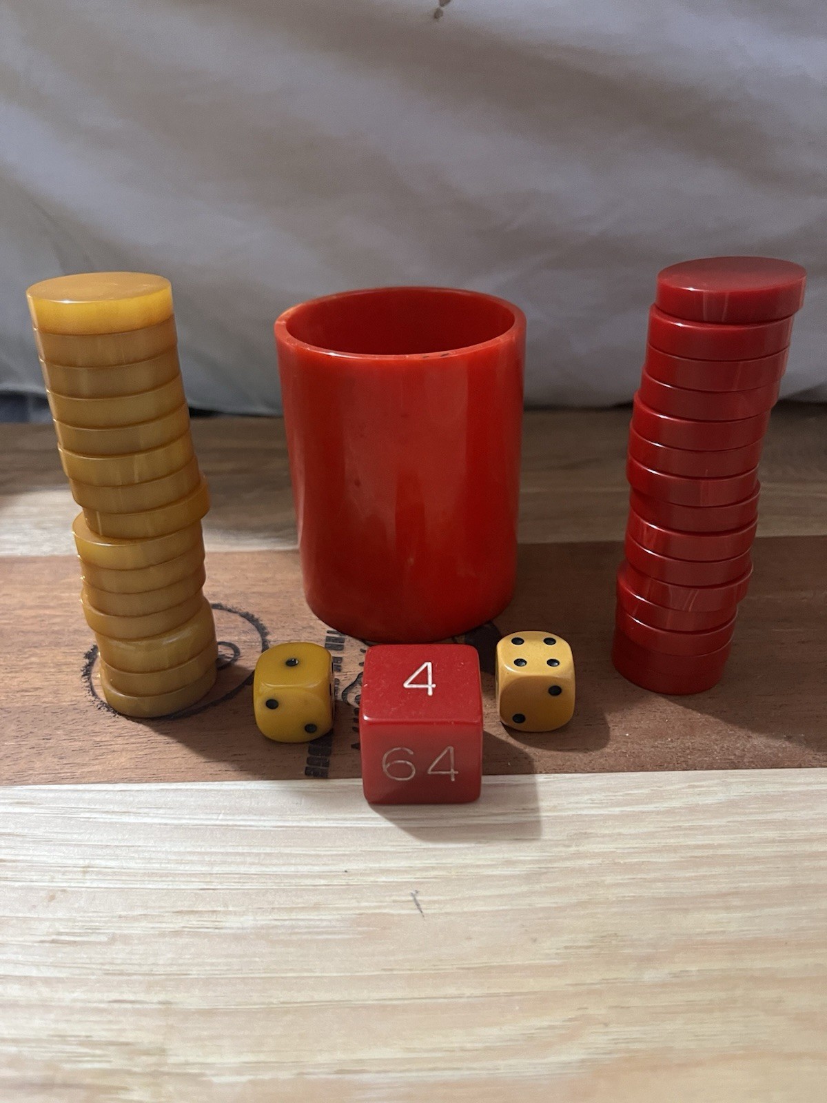 Vtg Beautiful Bakelite Cherry 🍒 Swirl Butterscotch Chip, Cup, Dice Set