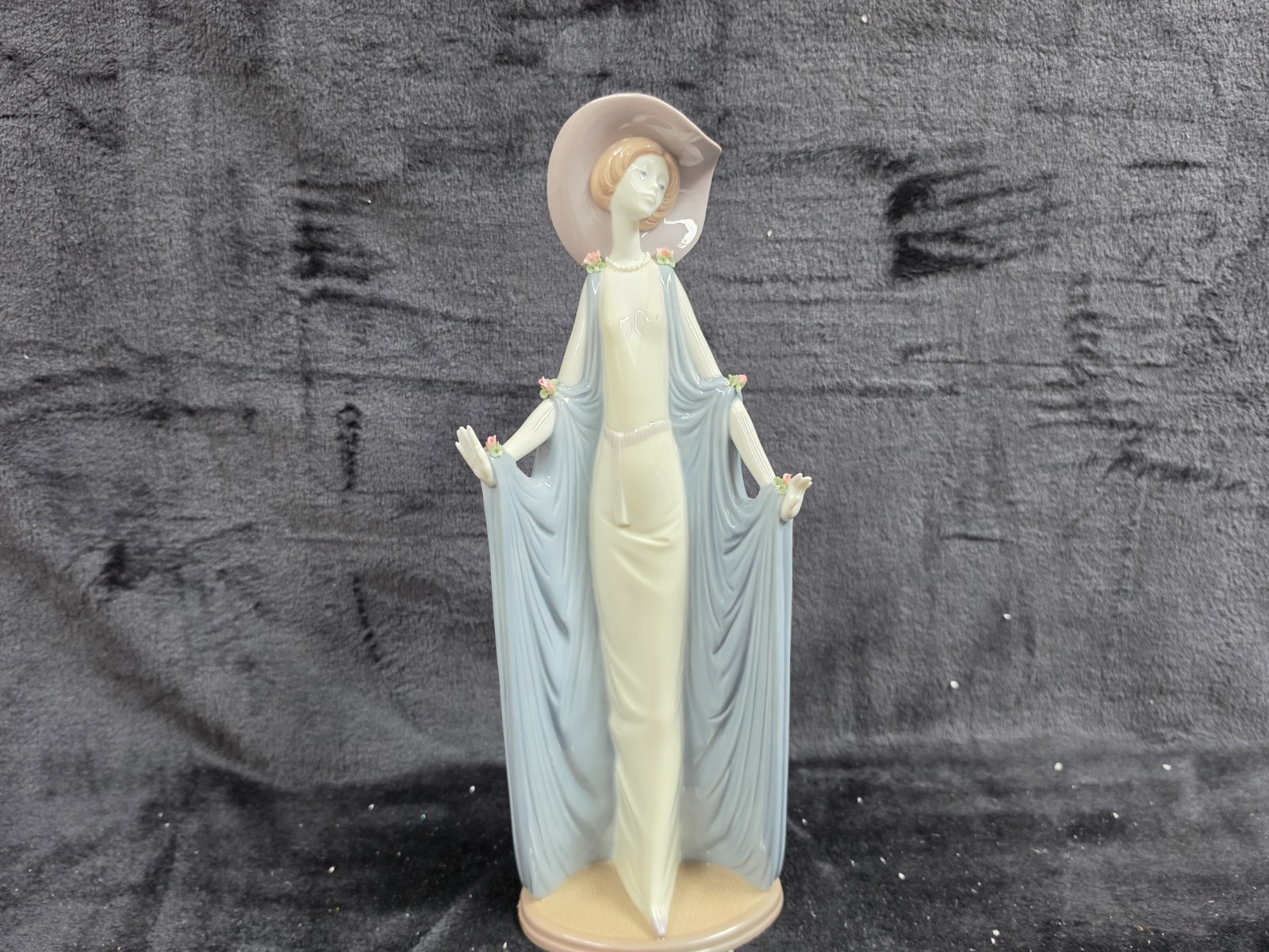 LLadro 1428 Afternoon Tea Elegant Ladies Collection Porcelain Figurine 14 1/4\