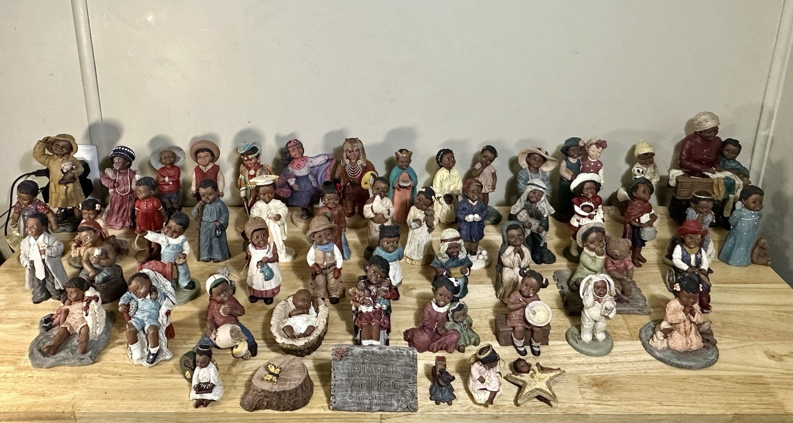 Martha Holcombe Figurine All Gods Children Collection - Set Of 51 And Plaque