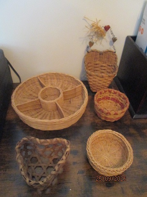 Lot of 5 wicker baskets 10x2 round,round 5x2 small heart basket
