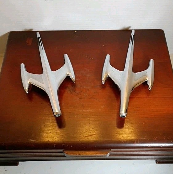 Vintage 1957 Oldsmobile 88 Super 88 & 98 Rocket L&R Chrome Fender Ornament M/Set