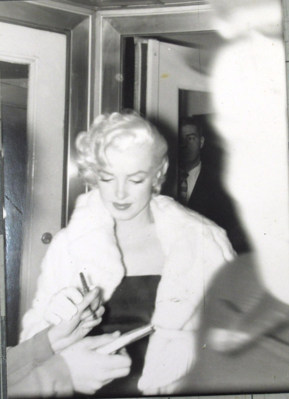 vtg Marilyn Monroe- original photo snapshot - 1955 Club 21 Joe Dimaggio BF2
