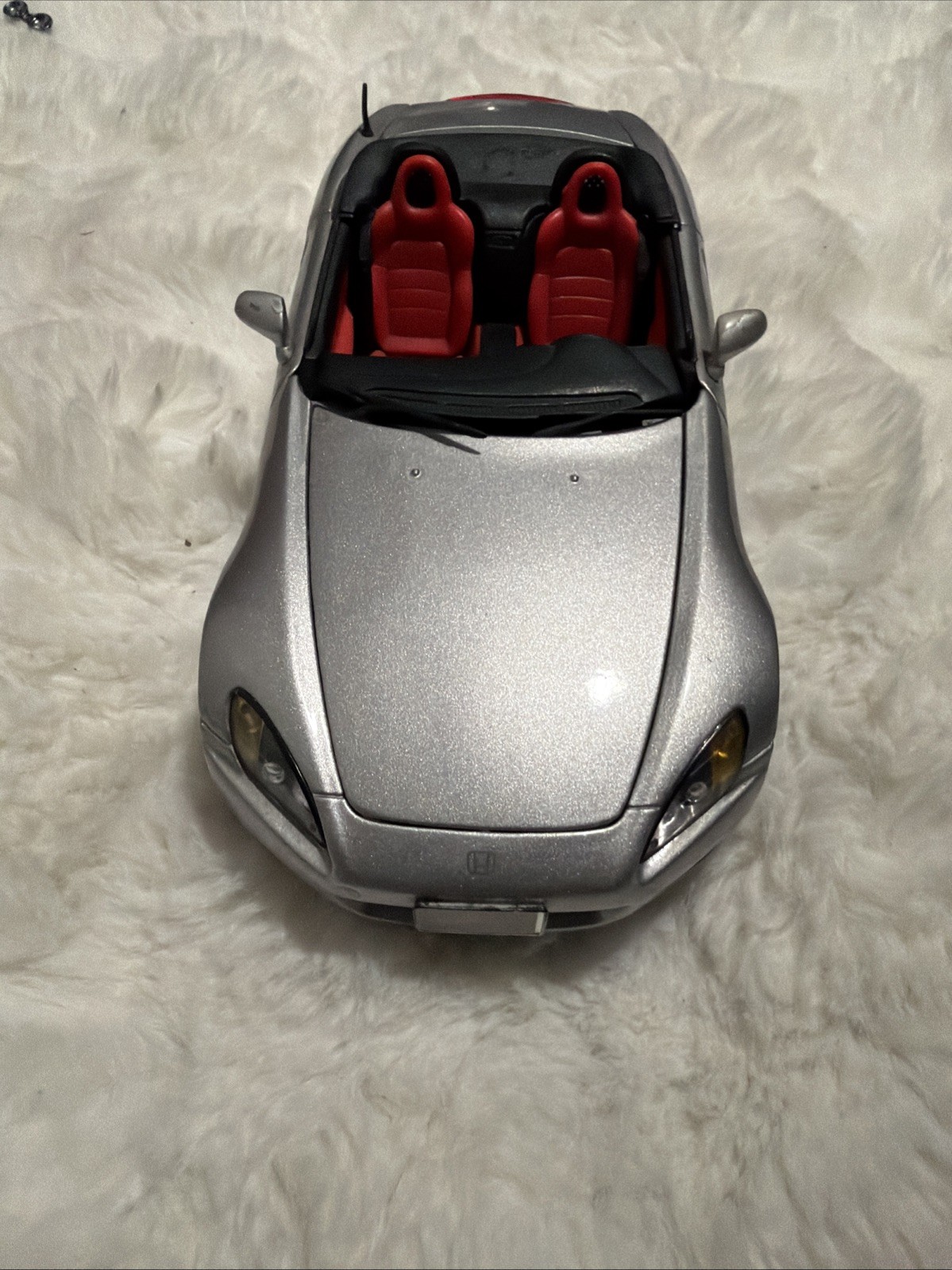 Maisto 1:24 Silver Convertible Model Car with Red Interior and Opening Doors