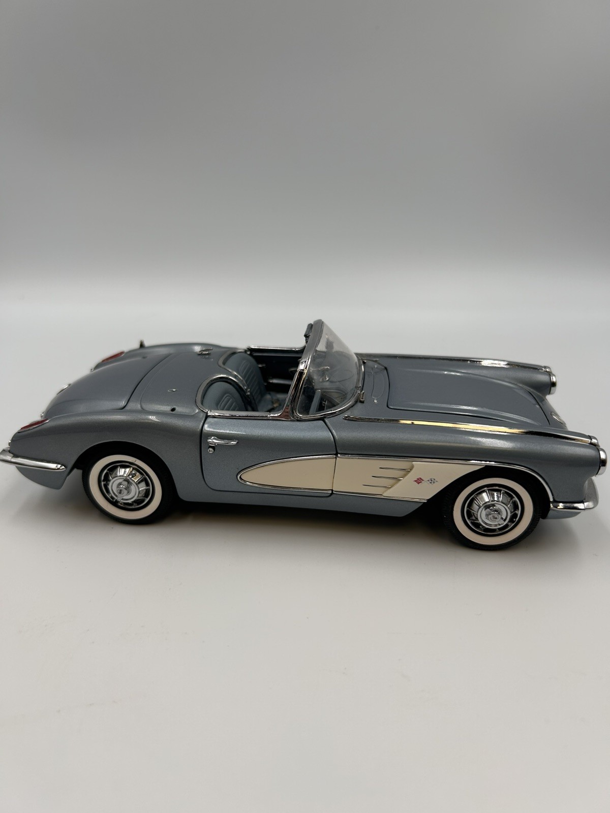 Danbury Mint 1959 Chevrolet Corvette Convertible Frost Blue 1:24 Scale Model Car