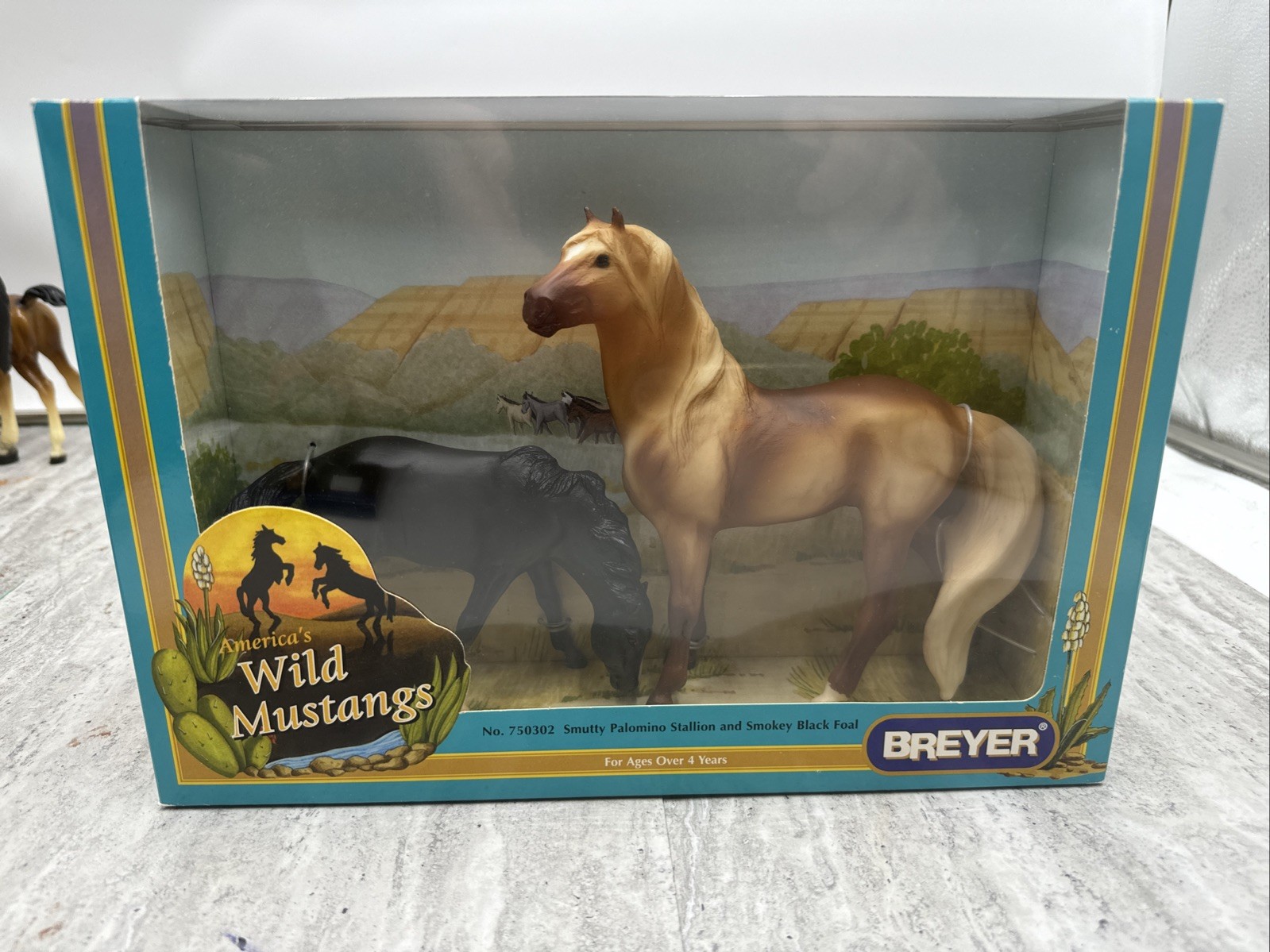 Breyer Wild Mustangs - 750302 Smutty Palomino Stallion and Smokey Black Foal