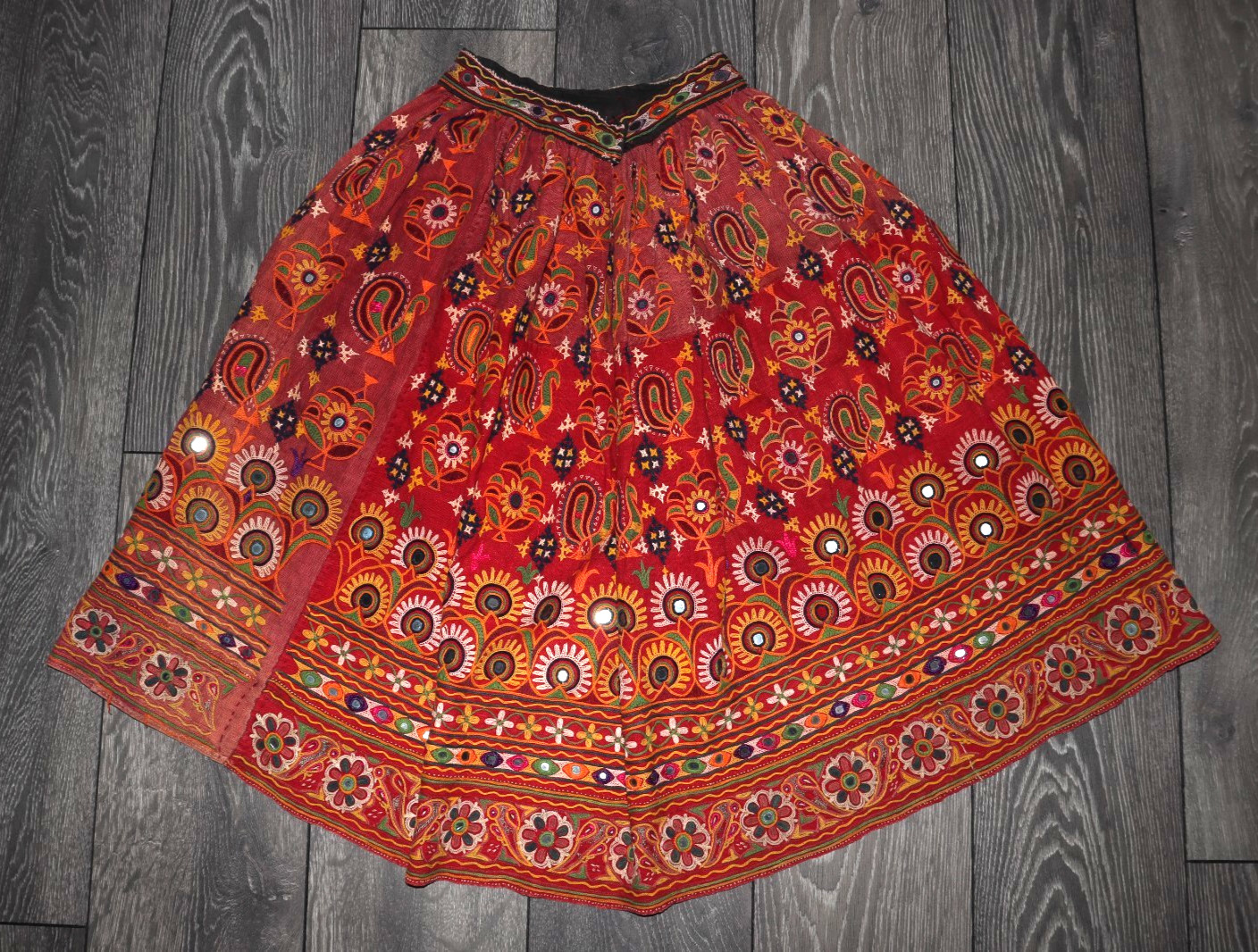 RABARI KUTCH BANJARA ANTIQUE INDIAN EMBROIDERED SKIRT WITH MIRRORS MID-20TH CENT