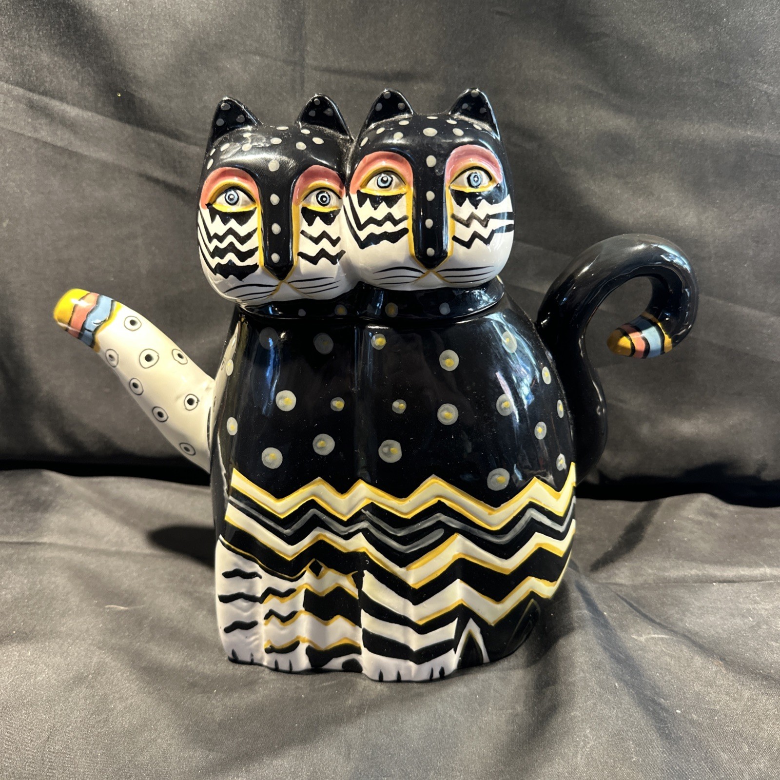 SHIPS FREE FANTASTIC RARE 2014 LAUREL BURCH Two Zig Zag Cats Teapot Halloween