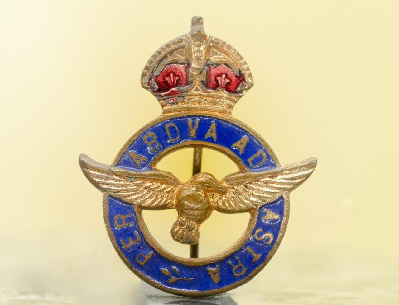 Vintage Royal Air Force RAF Regimental Lapel Pin Badge Per Ardua Ad Astra Enamel