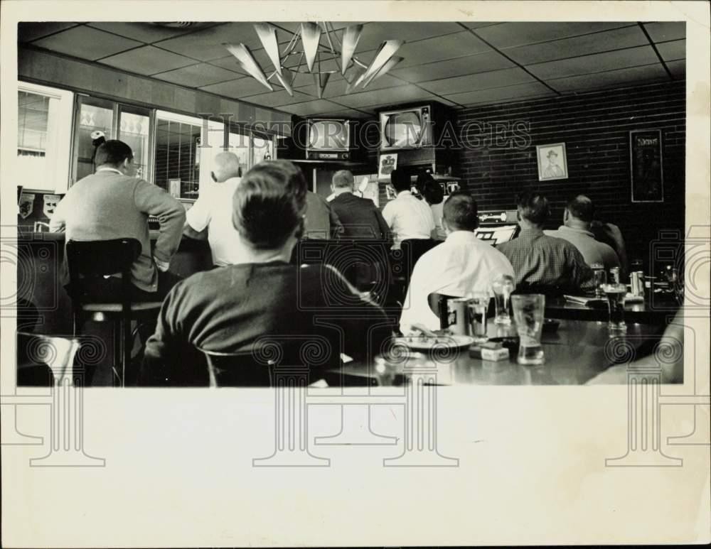 1963 Press Photo Crowd watching television in a restaurant - lra53774