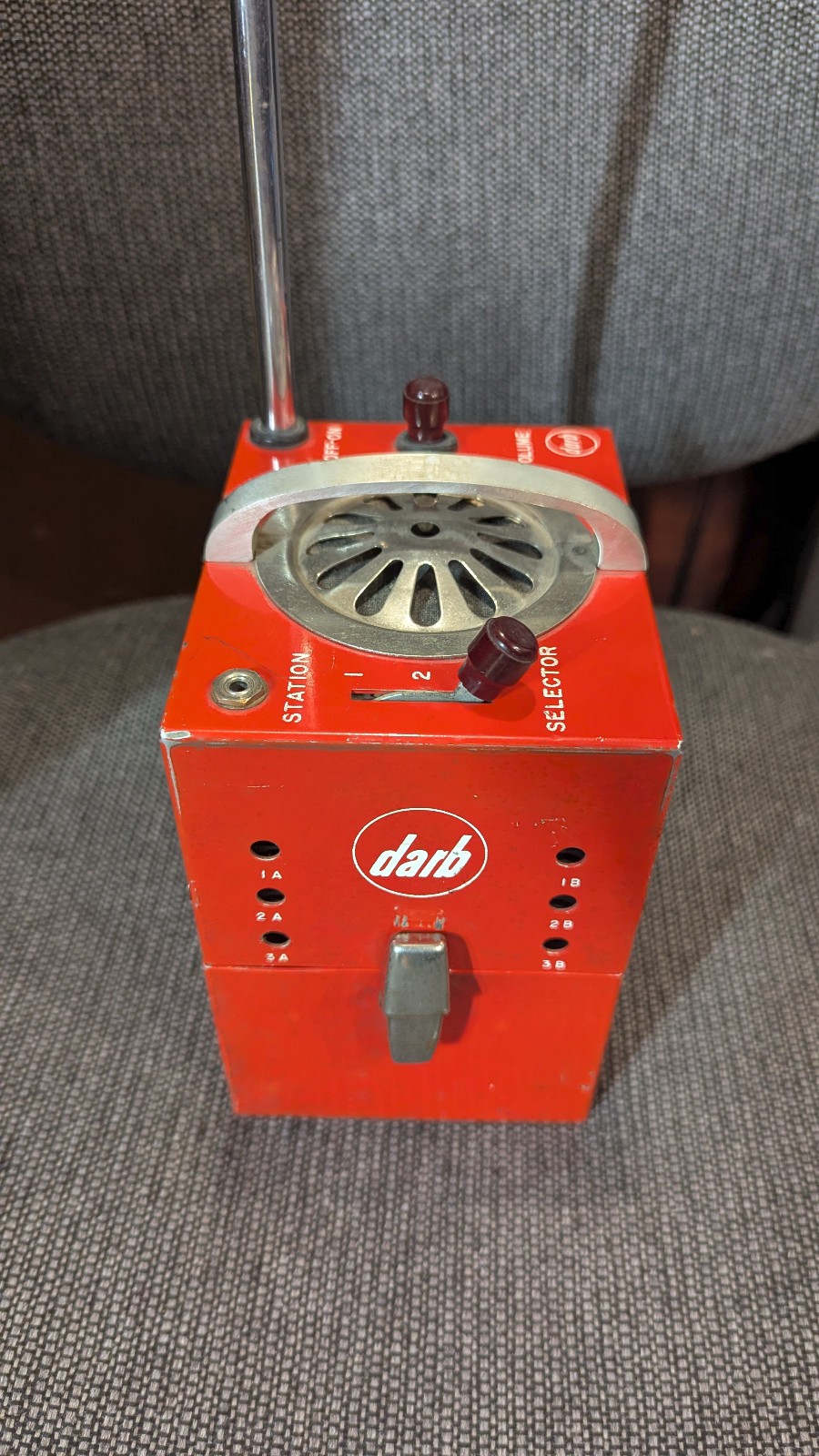Vintage 1950\'s Darb Bike bicycle AM tube radio - working w/video