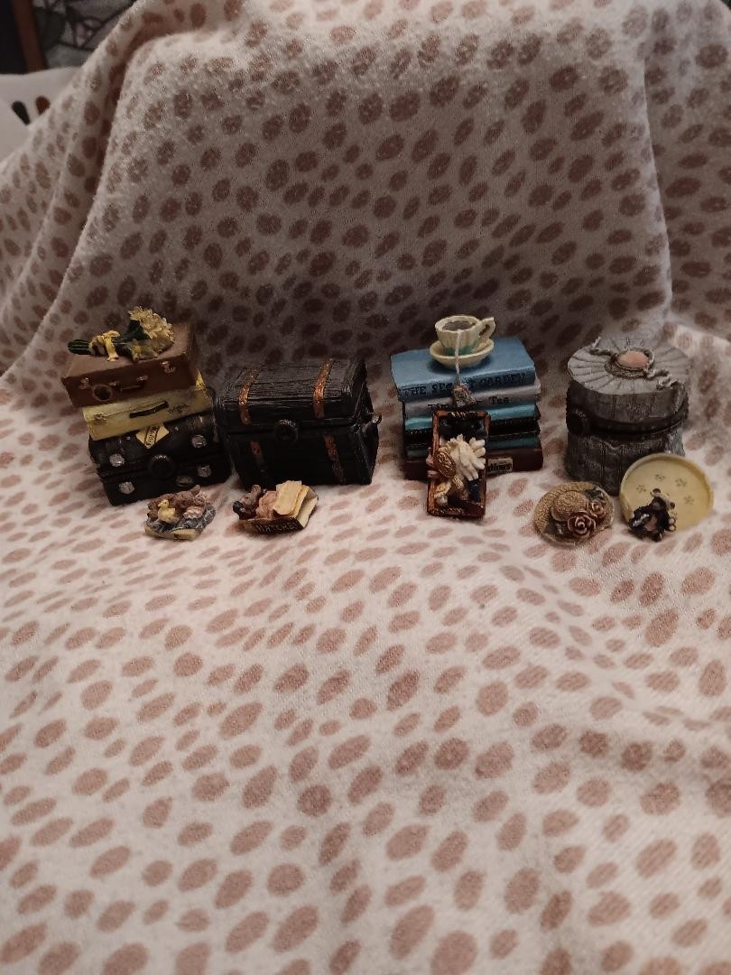 4 Boyds Trinket Boxes-Books/Luggage/Hatbox/Chest .. vgc to exc ..  no orig boxes