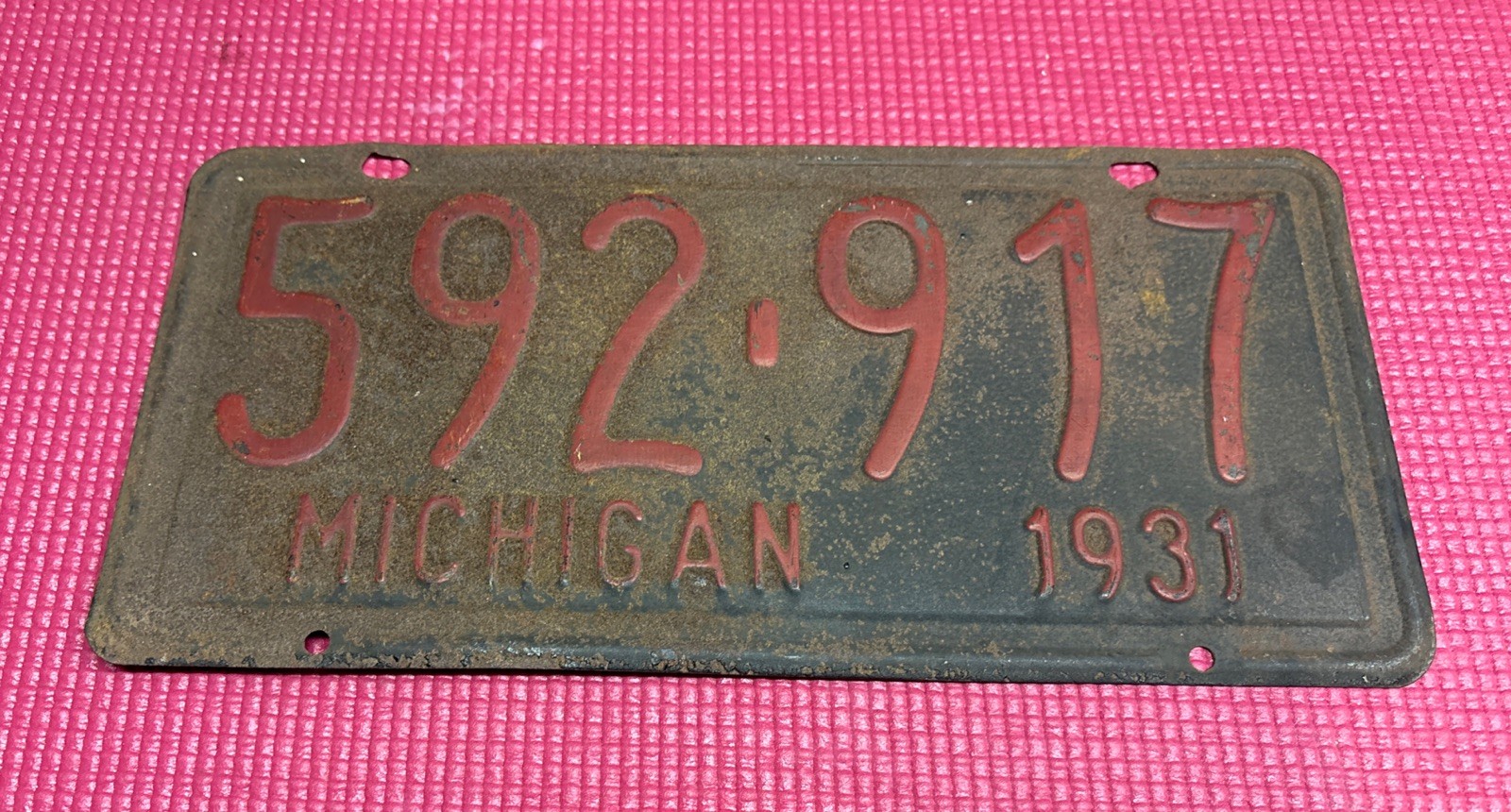 VINTAGE 1931 MICHIGAN LICENSE PLATE TAG ORIGINAL PAINT ON THIS VERY NICE PATINA