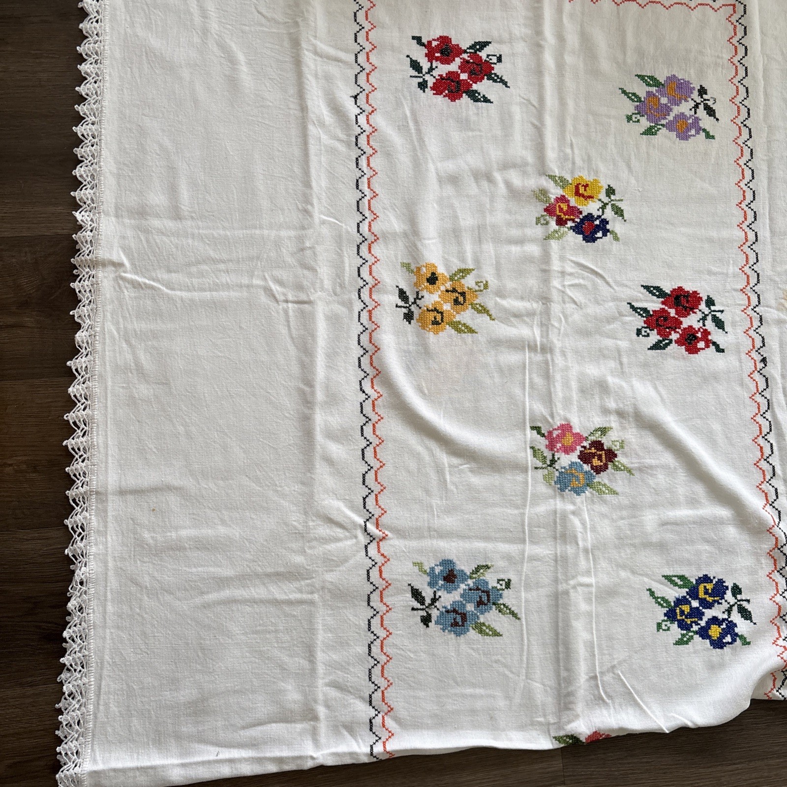 🌹Vintage Cross Stitch Tablecloth With Embroidery. 106x 50 Floral 🌹Vintage Cross Stitch Tablecloth With Embroidery. 106x 50 Floral