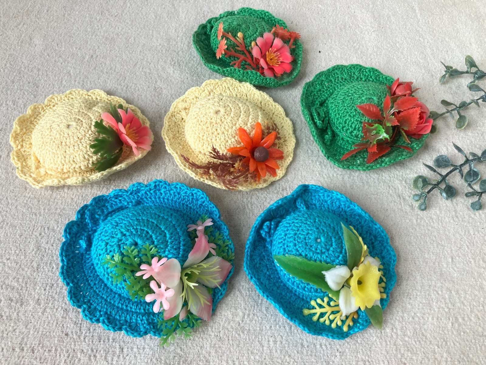 6 VTG  Miniature Crocheted Hat Pin Cushions Plastic Milinery Flowers Novelty