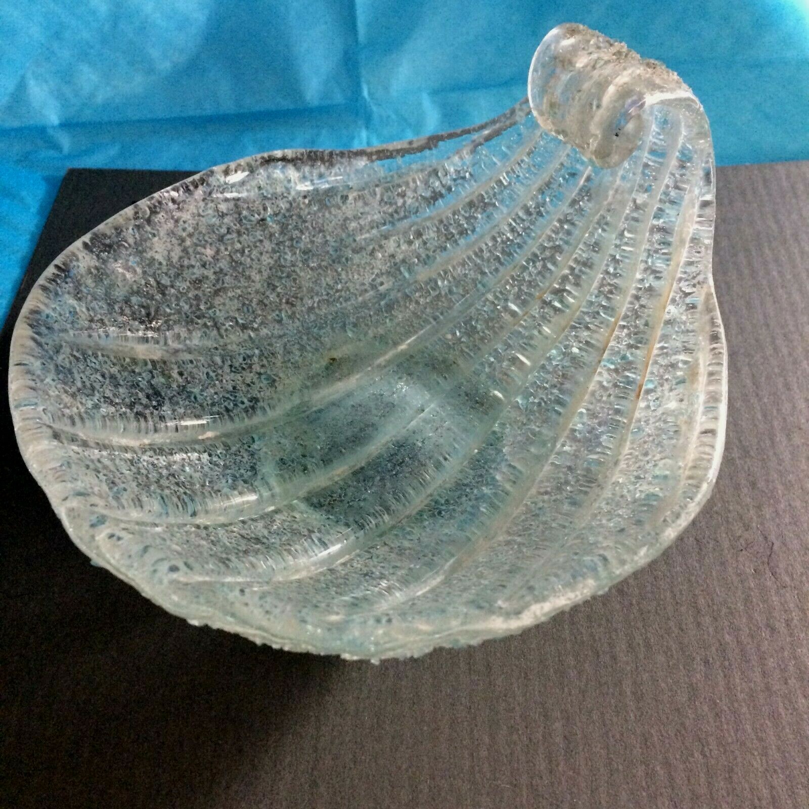 VINTAGE EYE CATCHING TRANSLUSCENT ICE BLUE FROSTED SEASHELL DISH 1950\'S -  60\'S.