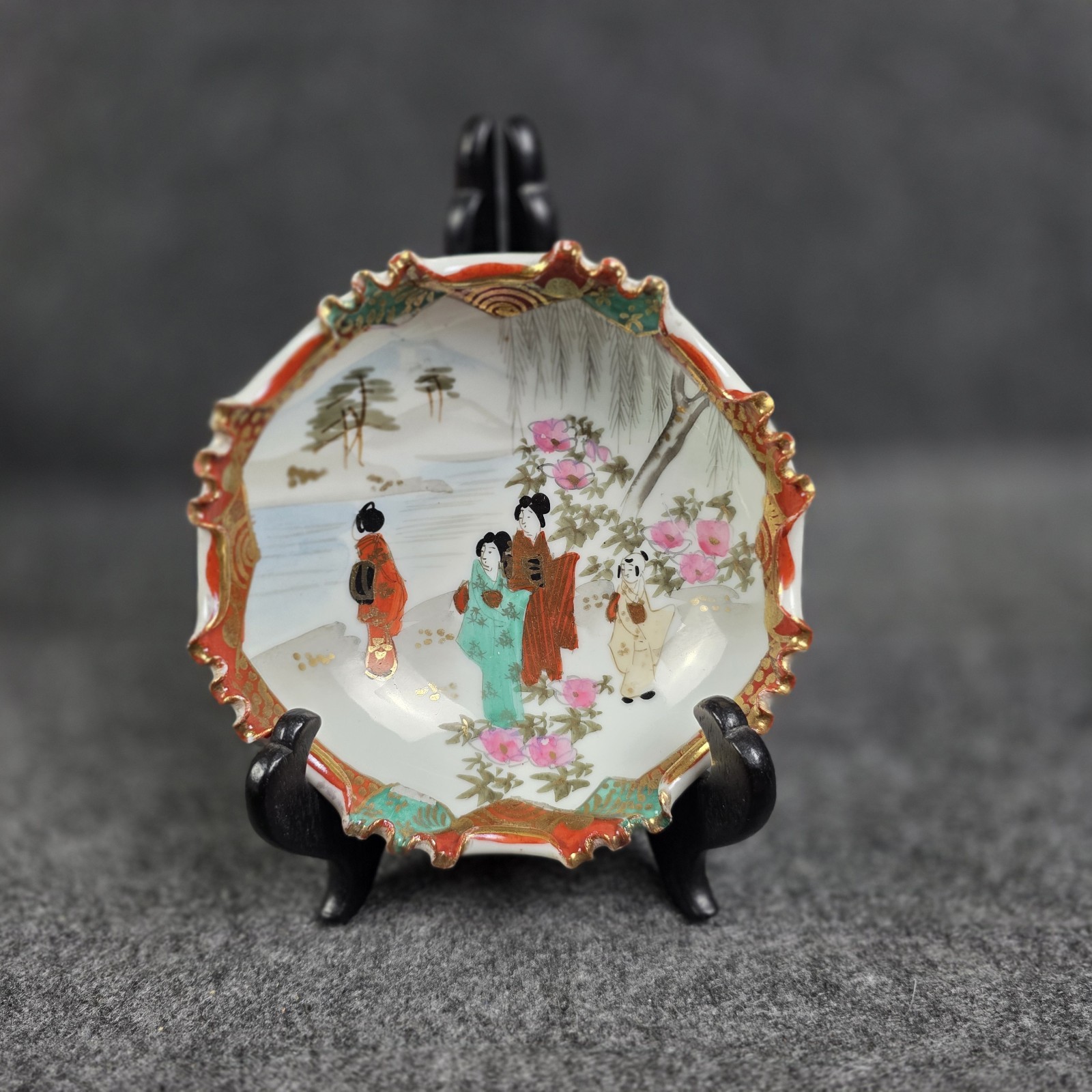 Vintage Japanese Satsuma Hand Painted Footed Dish Figures Gilt 5.5\ Vintage Japanese Satsuma Hand Painted Footed Dish Figures Gilt 5.5\