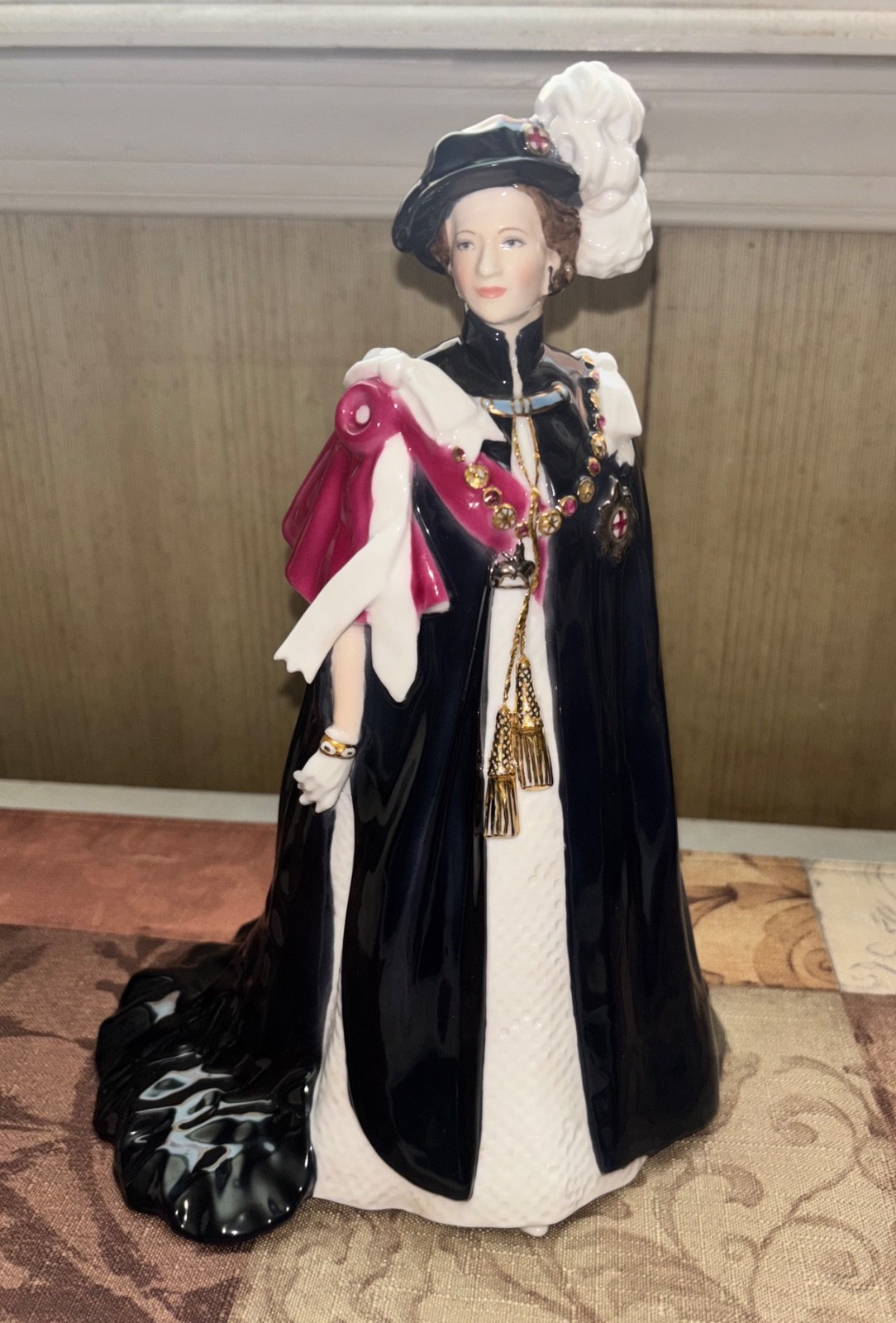 Royal Worcester Order of the Garter Queen Elizabeth Porcelain Statue 380/4500