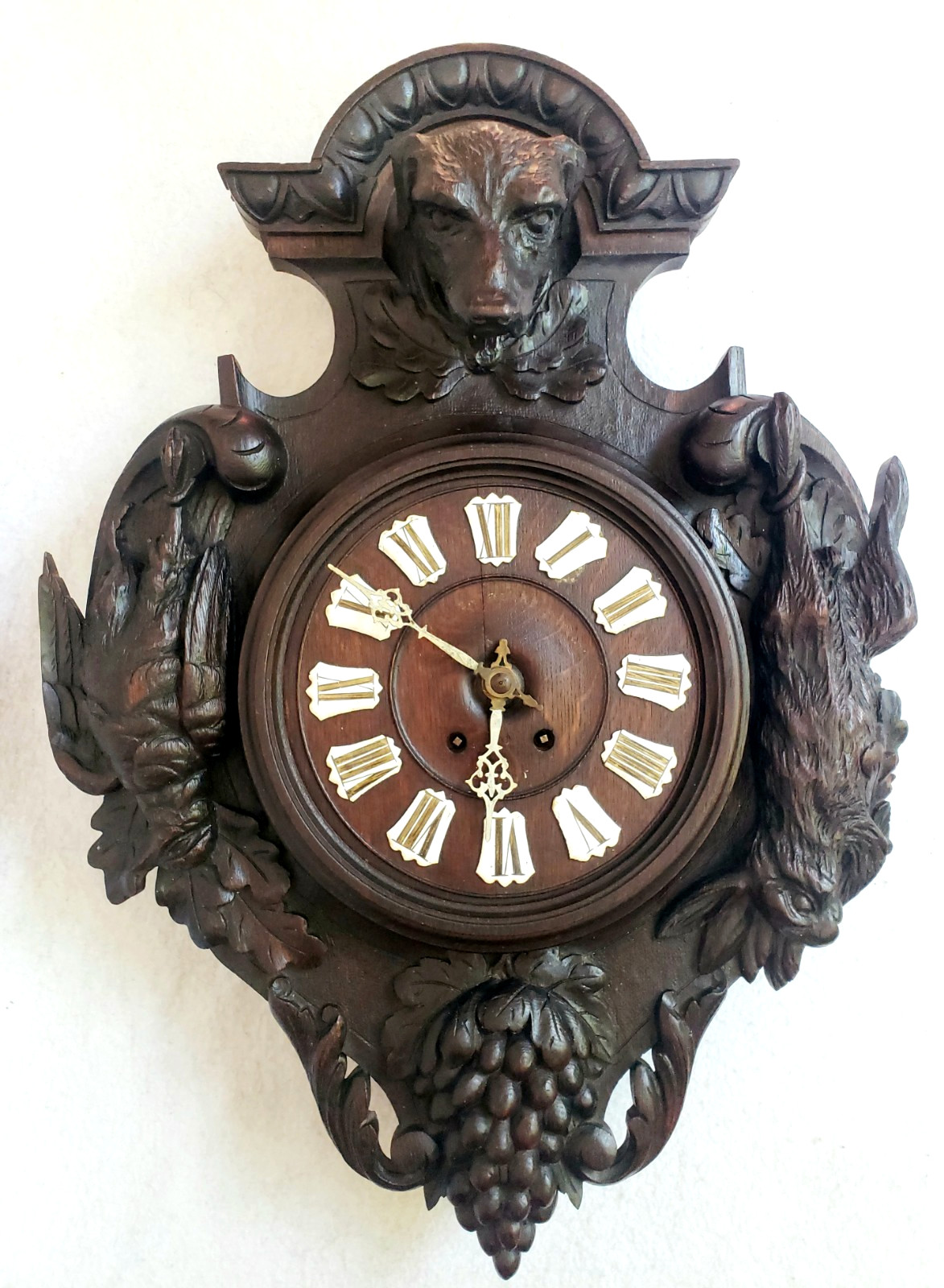 LARGE  ANTIQUE BLACK FOREST CARVED WOOD DOG HUNTING CABIN WALL CLOCK 27 X 19 IN
