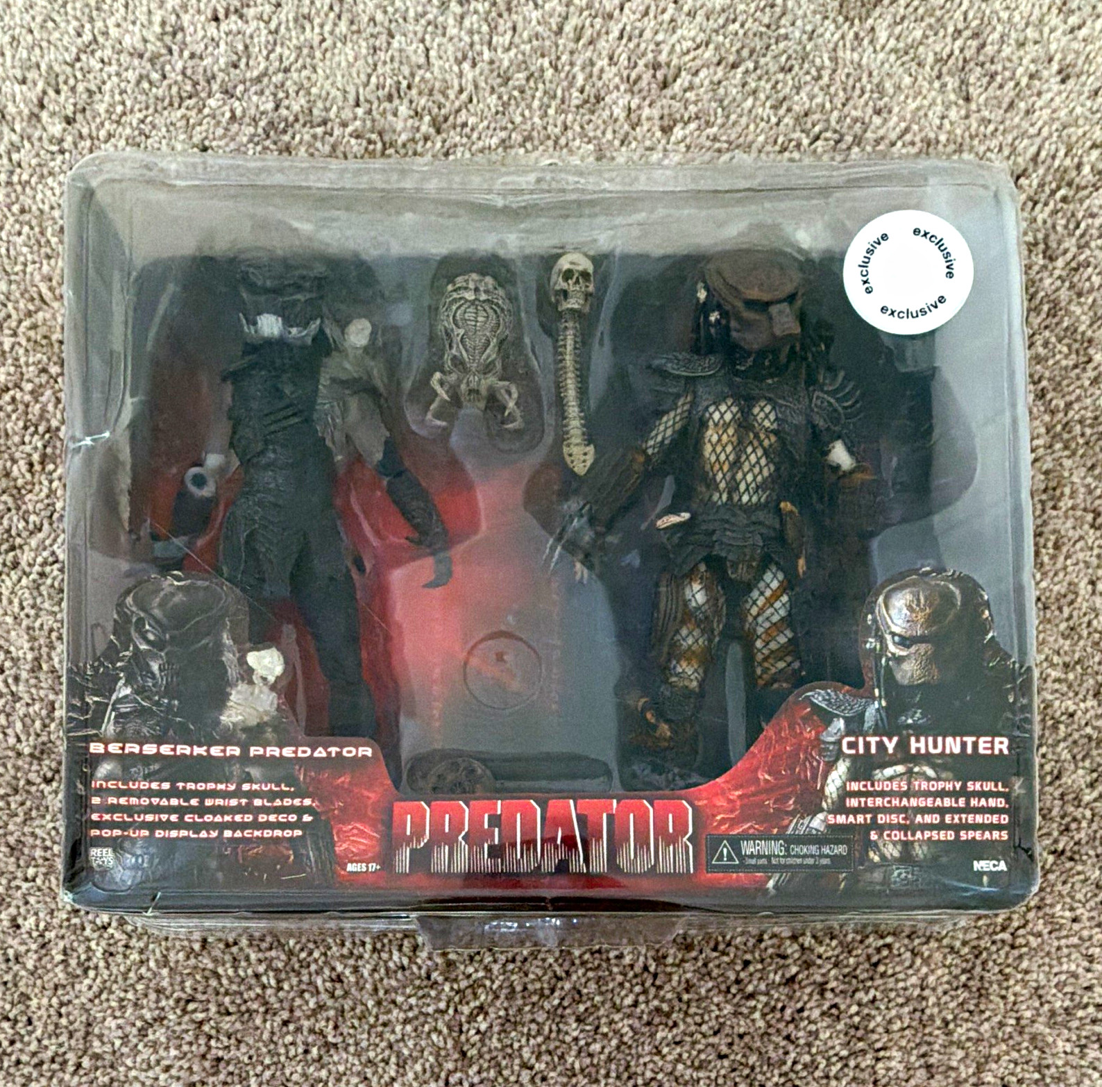 NECA Predators Berserker & City Hunter 2-Pack TRU Exclusive Damaged Package