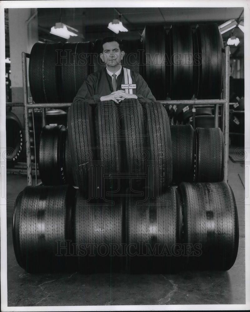 1968 Press Photo Edward Alexander Goodyear race tire engineer in Ohio