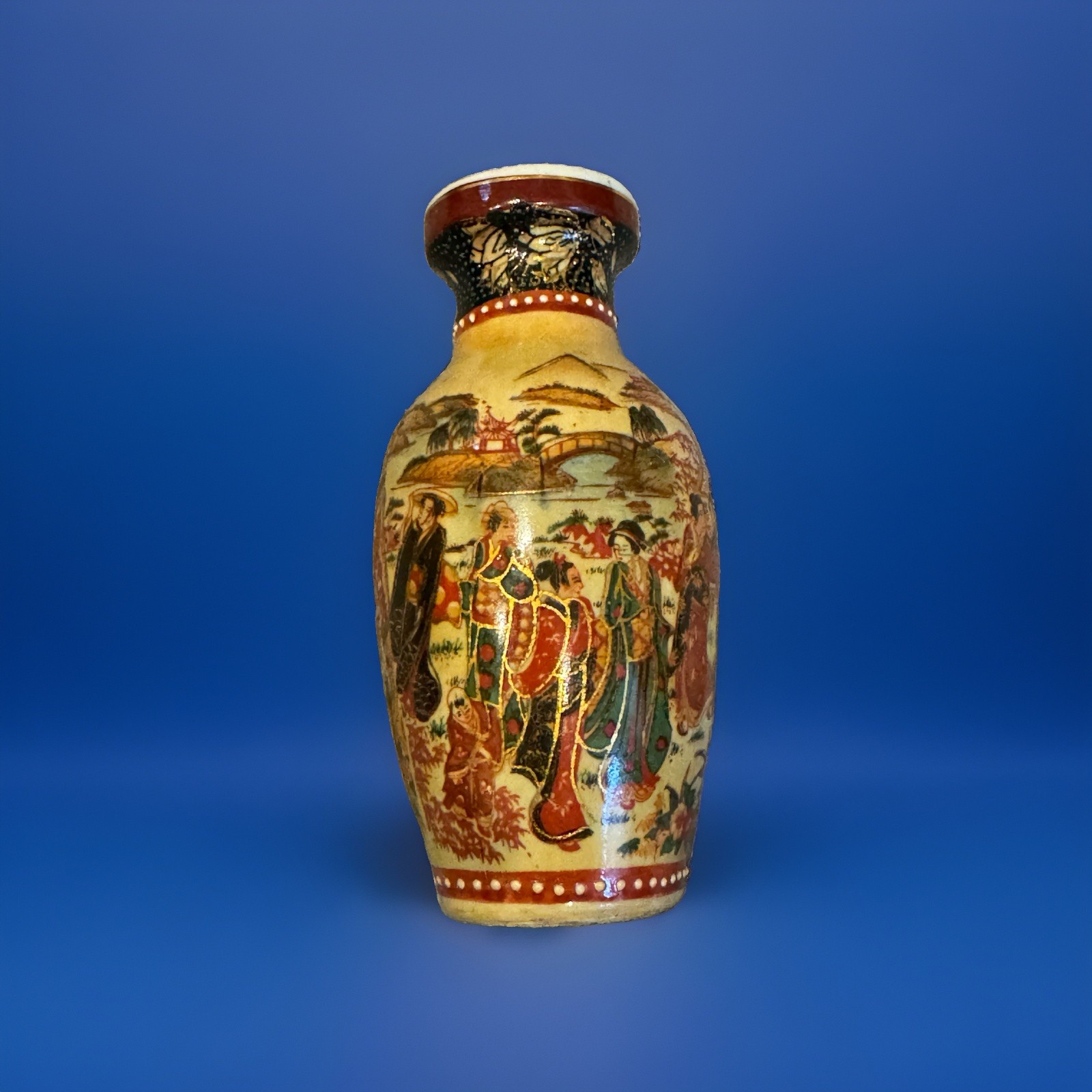 Vintage Chinese Satsuma Style Moriage Porcelain Vase Figures Gold Gilt 6”