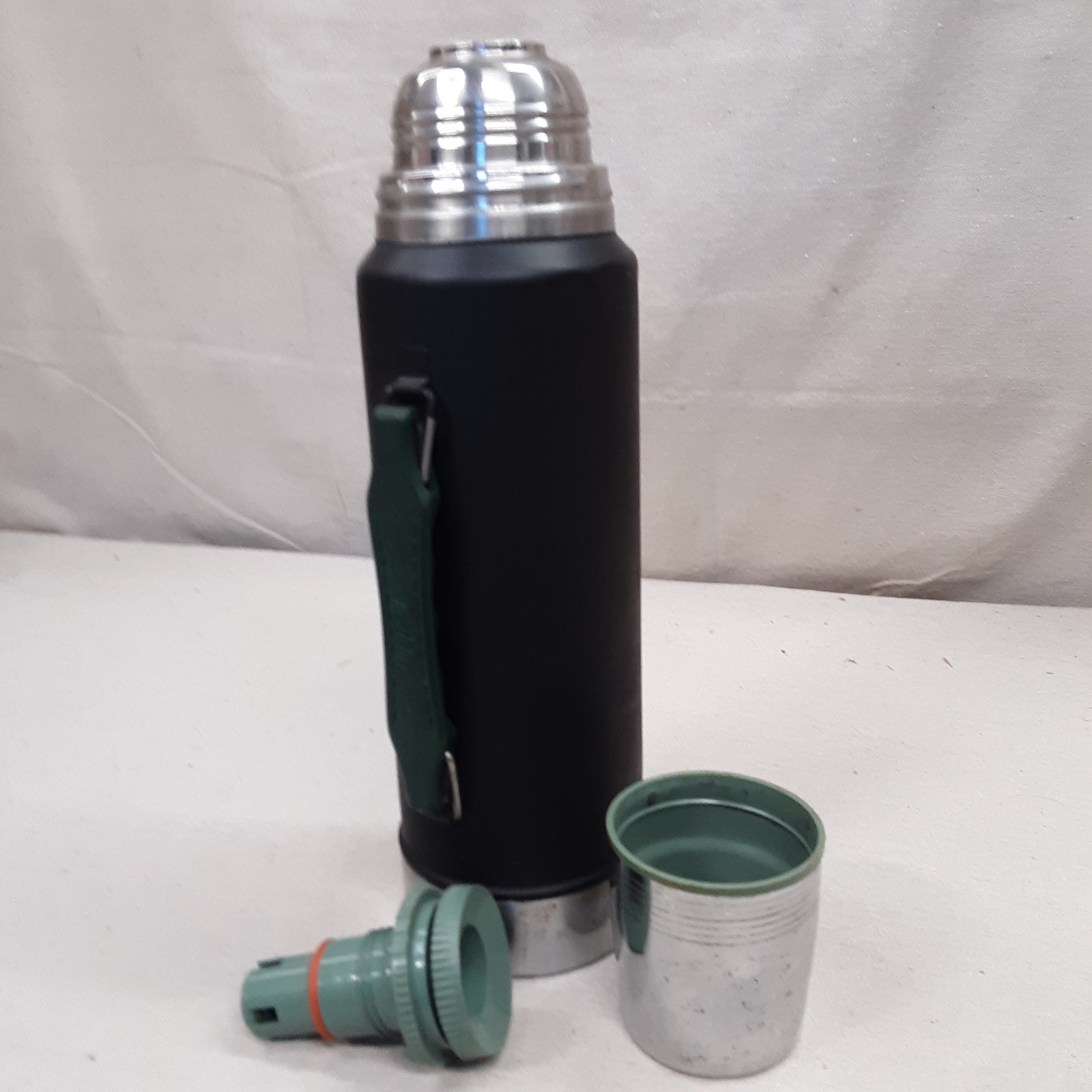 Vintage 1987 USA Made Aladdin Stanley Thermos 1 Quart A944DH Vacuum Bottle BLACK Vintage 1987 USA Made Aladdin Stanley Thermos 1 Quart A944DH Vacuum Bottle BLACK