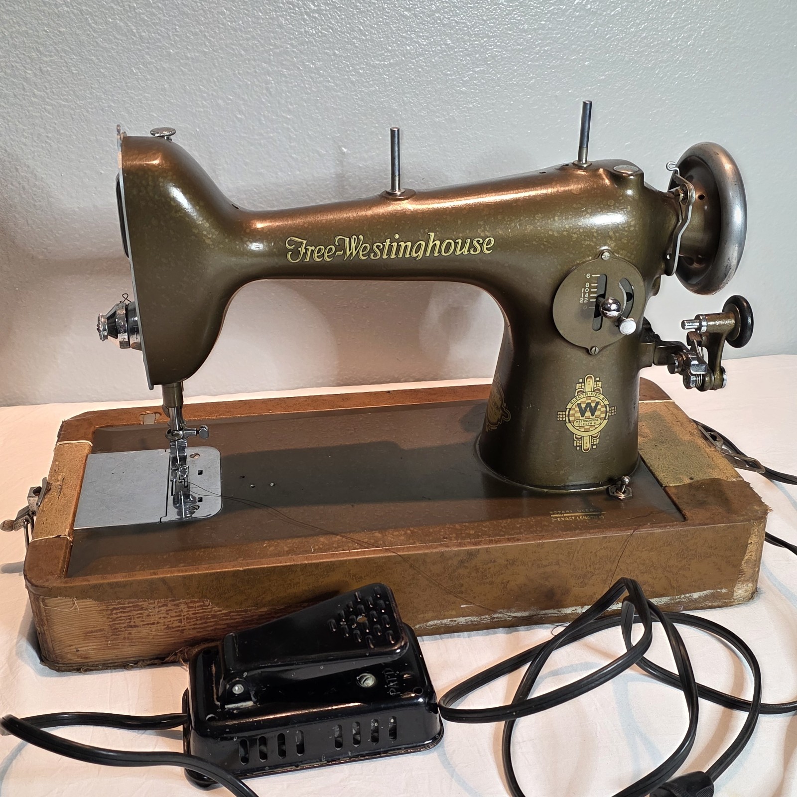 Free-Westinghouse Sewing Machine Style 1172260-A *TESTED WORKS w/pedal and cord