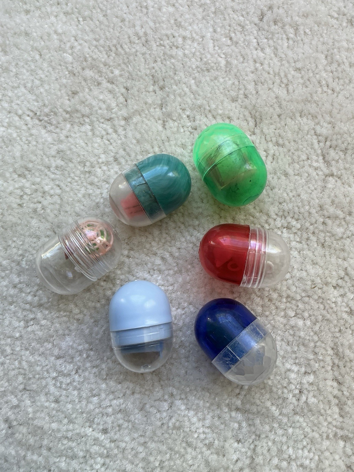 LOT OF 6 VINTAGE RARE MECHANICAL MOVING GUMBALL, CRACKER JACK, PLASTIC CHARMS #1