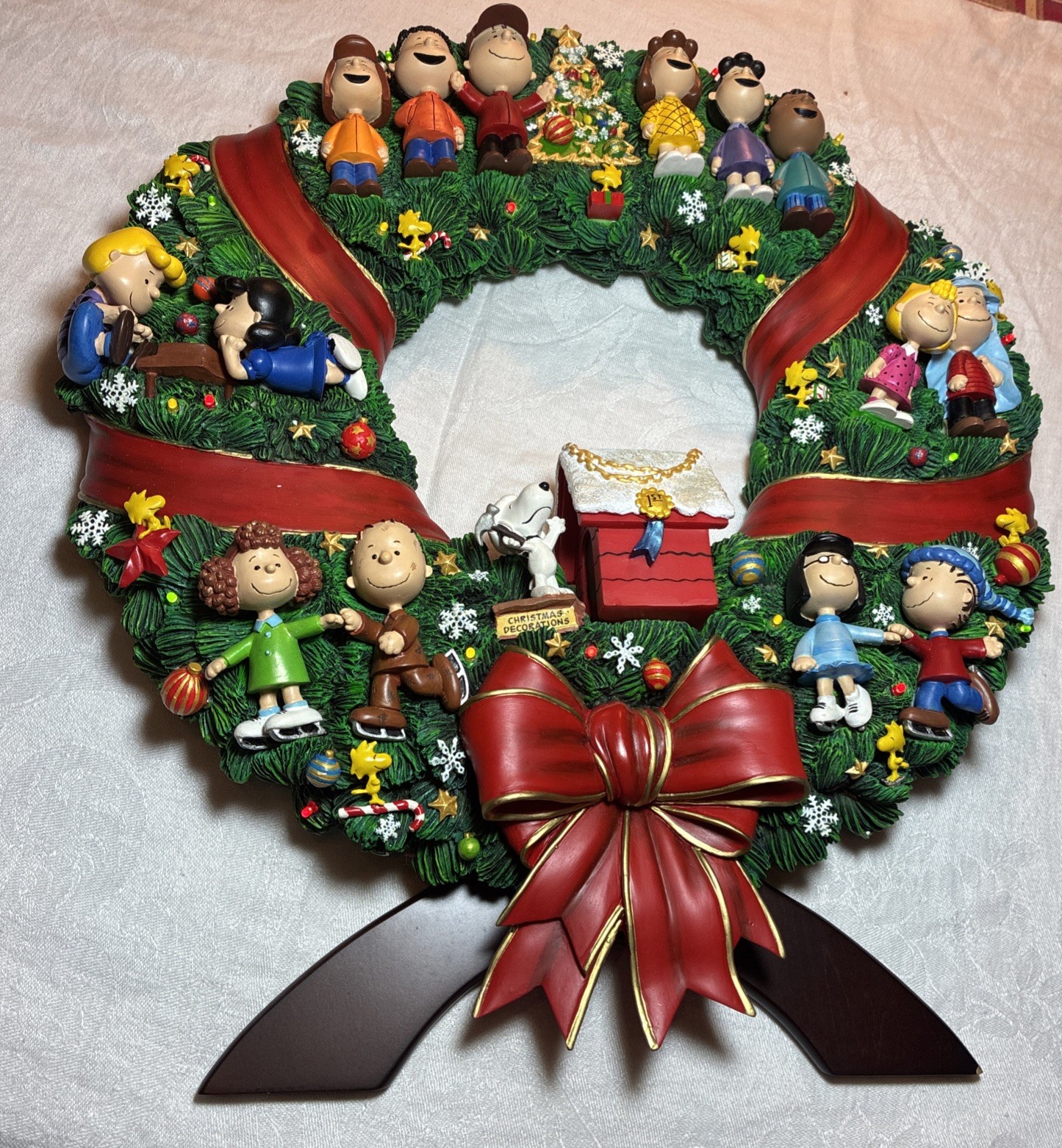 The Danbury Mint Peanuts Lighted Holiday Wreath