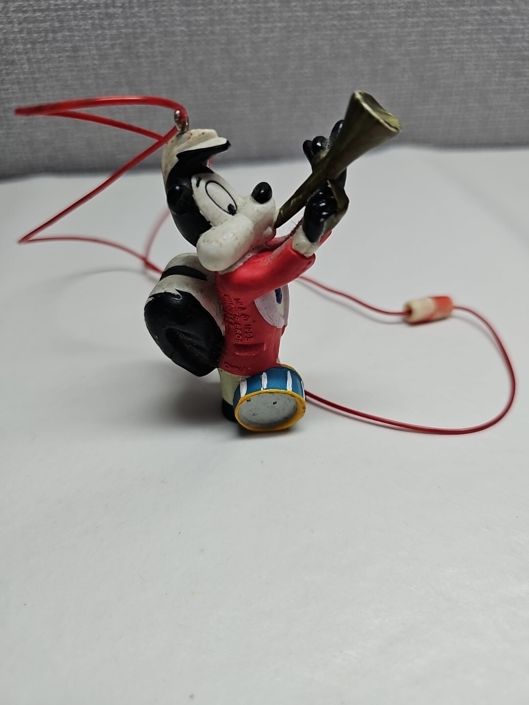 Vintage 95 Pepe Le Pew Band Necklace Figure Warner Bros Looney Tune Horn Drum