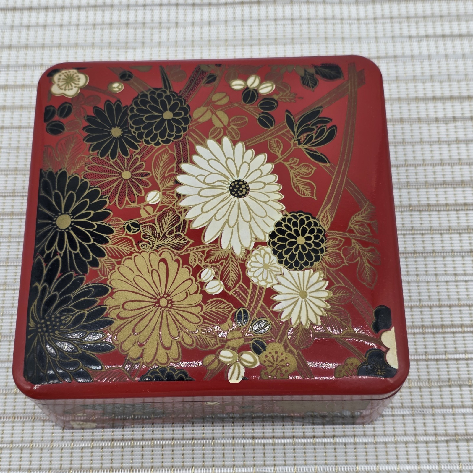Vintage Japanese Red Lacquer Trinket Lidded Box With Chrysanthemums