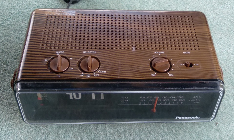 VINTAGE 1980\'s PANASONIC RC-6035 FLIP ALARM CLOCK RADIO TESTED NEEDS NEW BULB