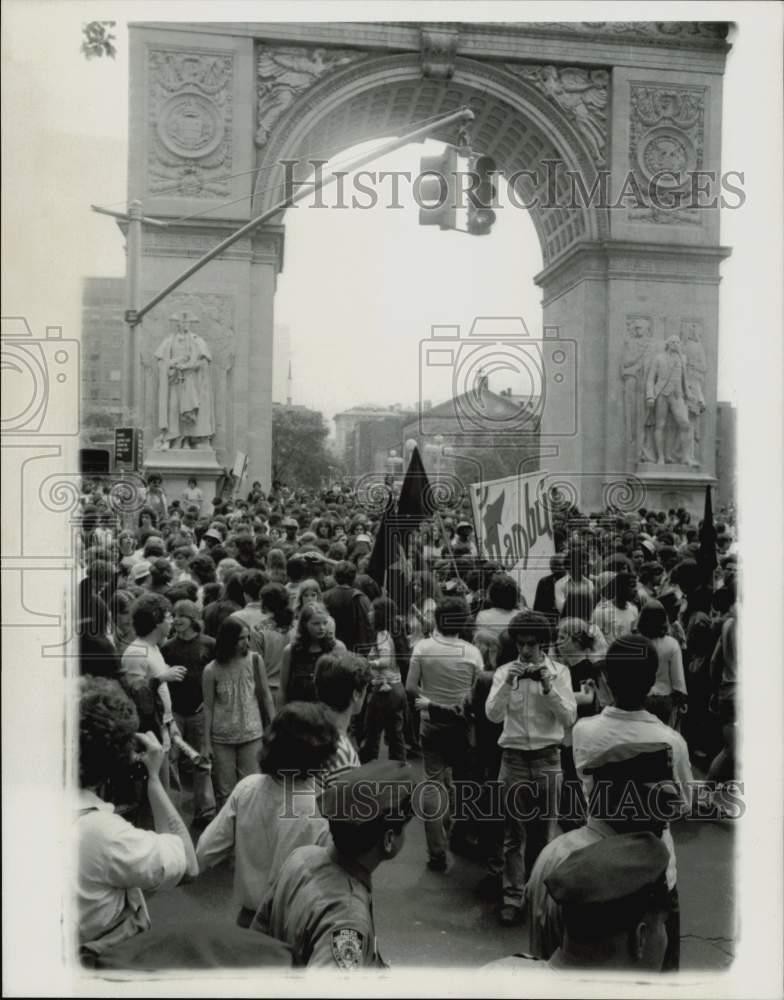 1976 Press Photo Yippies Crowd Washington Square Park Monument for Parade, NYC