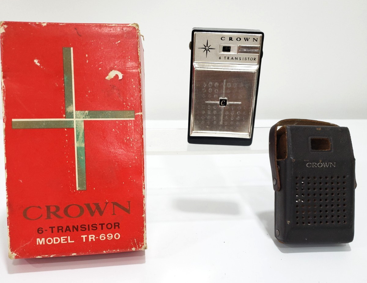 VINTAGE CROWN TRANSISTOR RADIO MODEL TR 690 -WITH BOX NOT WORKING