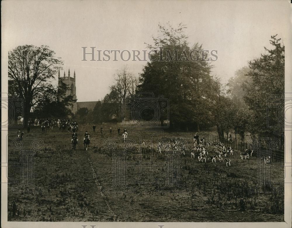1929 Press Photo Fox hounds & the hunt at Heythorpe village Chipping Norton