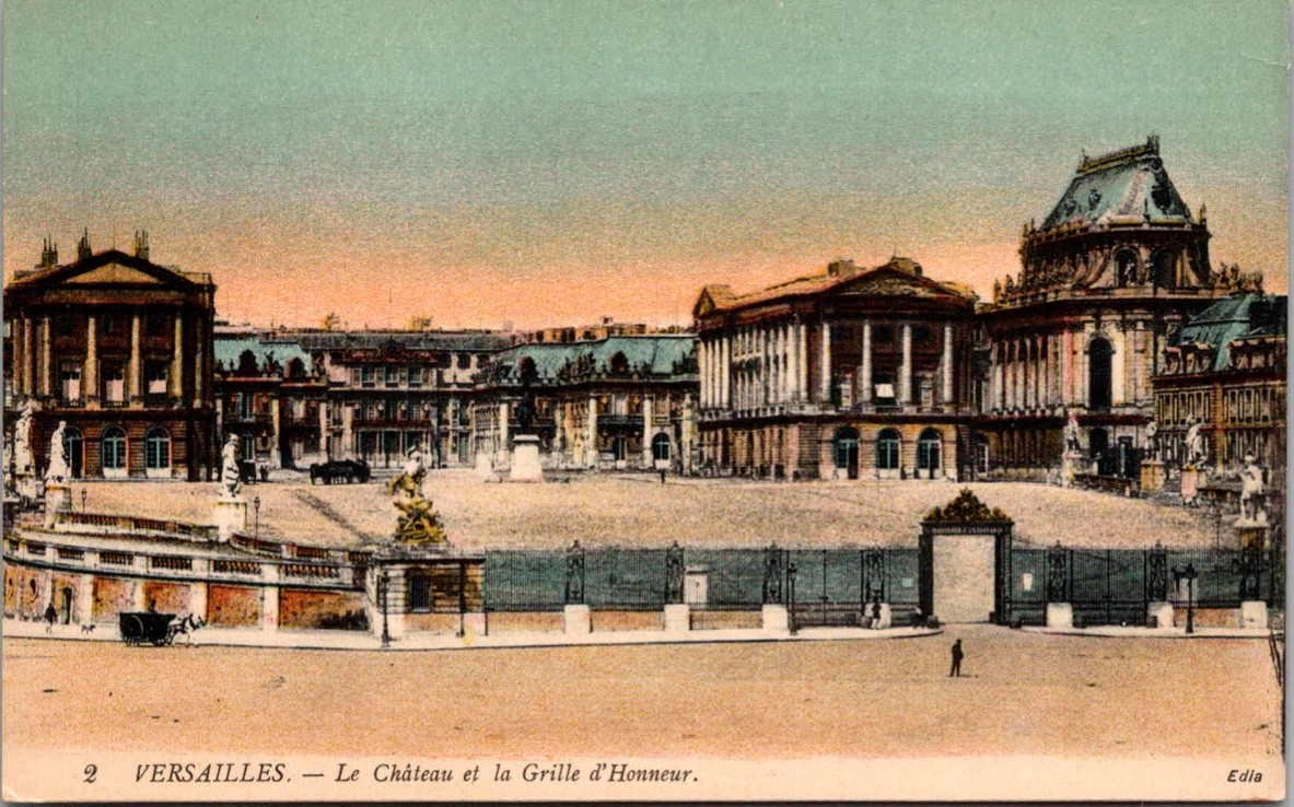 VERSAILLES Chateau et la Grille d\'Honneur Building View Postcard