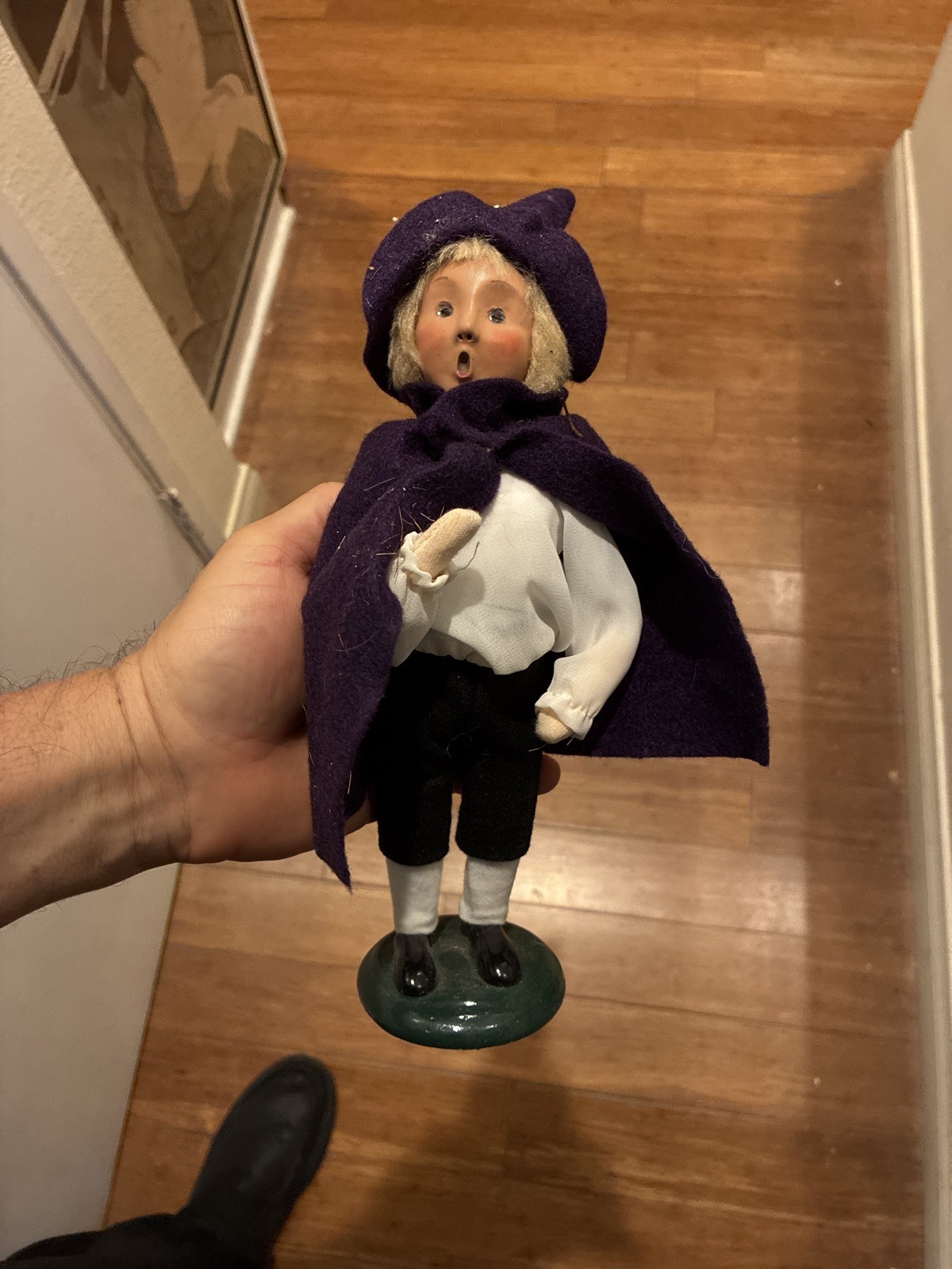 Byers\' Choice The Carolers 2005 Boy Figurine in Purple Cape
