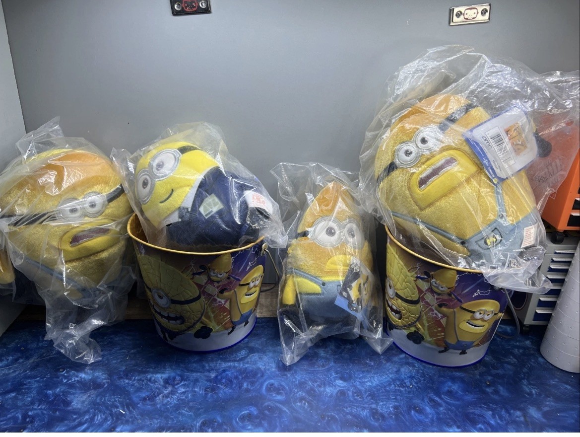 New DESPICABLE ME 4 - 4 Minions PLUSH + 2 Collectible Tin **AMC Exclusive